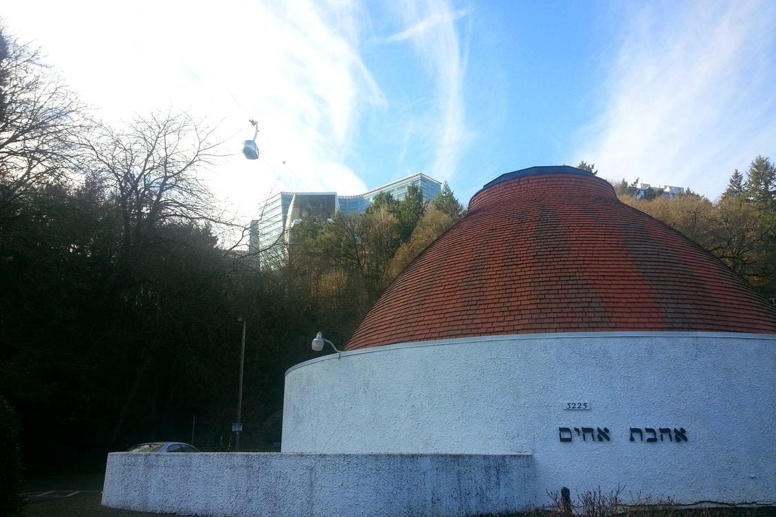 Ahavath Achim synagogue on Barbur Boulevard with Portland Aerial Tram above