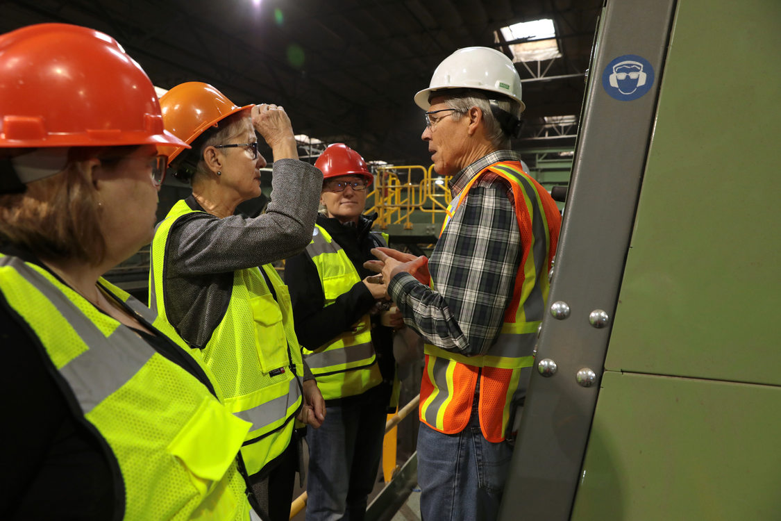 Metro councilors get a tour of Pioneer Recycling's robotic sorters
